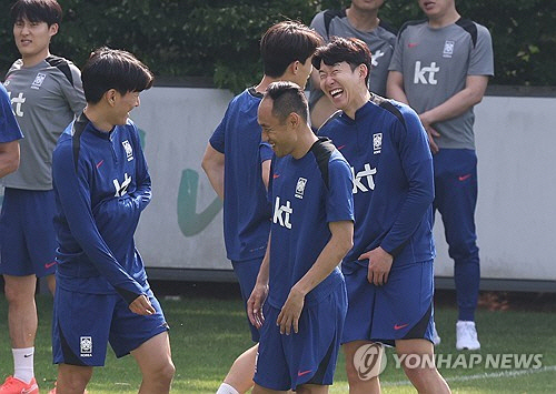 8일 파주 국가대표트레이닝센터(NFC)에서 열린 북중미 월드컵 예선 최종전을 앞둔 축구 국가대표팀 훈련에서 손흥민 등이 웃으면서 몸을 풀고 있다. [파주=연합뉴스]